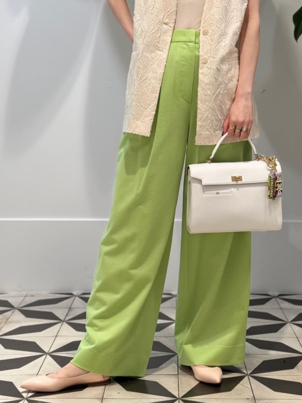 「TOMORROWLAND、トゥモローランド、TOMORROWLAND collection、ballsey、BACCA、Rieuk、NEBULONIE、Anya Hindmarch、ジレ、グリーン、ライムグリーン、大人カジュアル」｜「BACCAのinner piece ベロアジャージー カップインキャミソール（キャミソール、ホワイト系）」を使った、Nito_TOMORROWLANDさん（レディース・158cm）の夏コーディネートの3枚目の写真