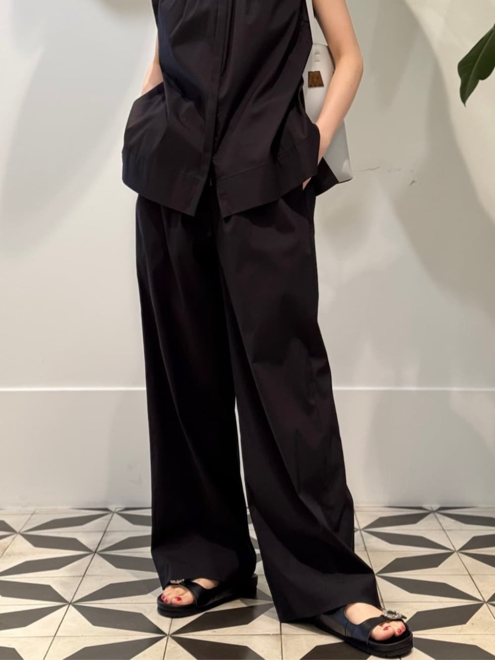 「TOMORROWLAND、TOMORROWLAND collection、トゥモローランド、ballsey、MACPHEE、MARNI、半袖ニット、カーディガン、ノースリーブブラウス、セットアップ、オフィススタイル、大人カジュアル」|「TOMORROWLAND のコットンジャージー キャミソール(キャミソール、ブラック系)」を使った、Nito_TOMORROWLANDさん(レディース・158cm)の夏コーディネートの4枚目の写真