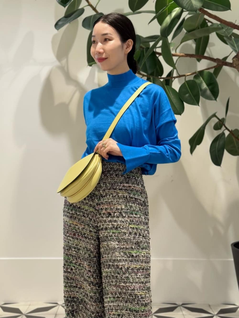 ブラック系のローファー、ブラック系のその他アウター、ブルー系のニット/セーターを着用したレディースの夏コーディネートの2枚目の写真