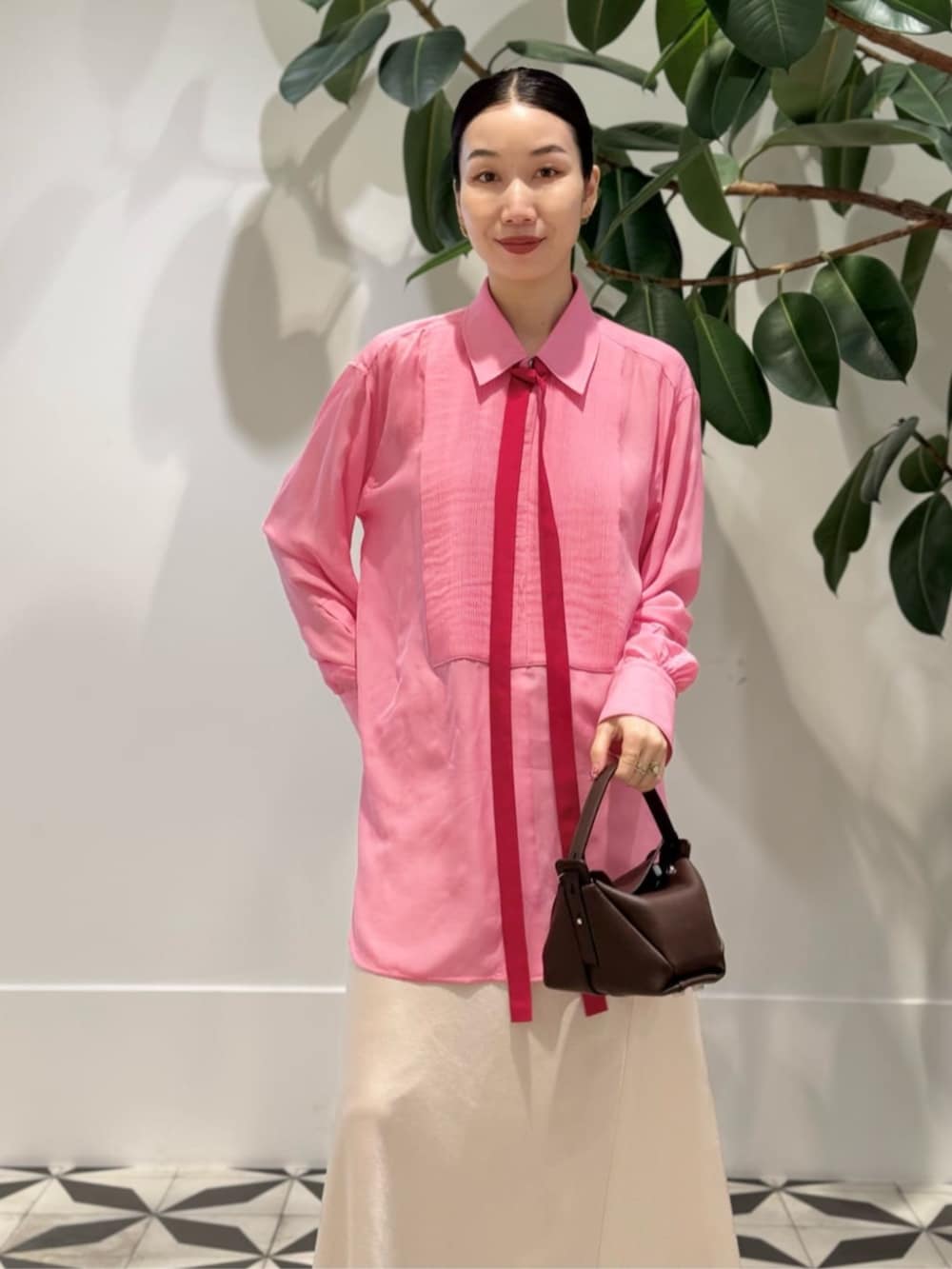 ホワイト系のキャミソール、ピンク系のシャツ/ブラウス、イエロー系のその他アウターを着用したレディースの秋コーディネートの3枚目の写真