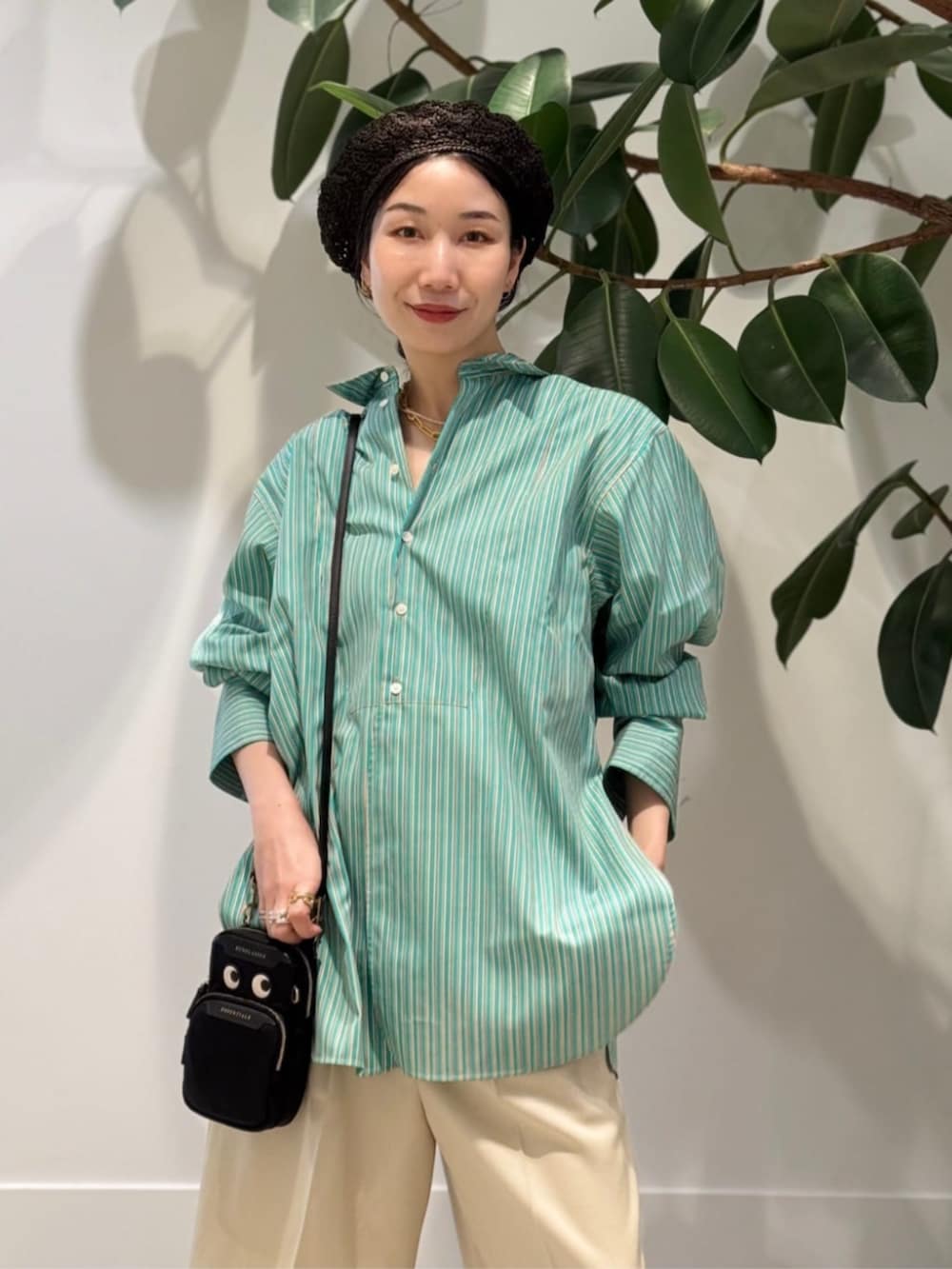 「TOMORROWLAND、トゥモローランド、MACPHEE、ballsey、La Maison de lyllis、r.alagan、MARIHA、LIE STUDIO、ストライプシャツ、グリーン、ハーフパンツ、大人カジュアル」|「TOMORROWLAND のコットンジャージー キャミソール(キャミソール、ホワイト系)」を使った、Nito_TOMORROWLANDさん(レディース・158cm)の夏コーディネートの2枚目の写真