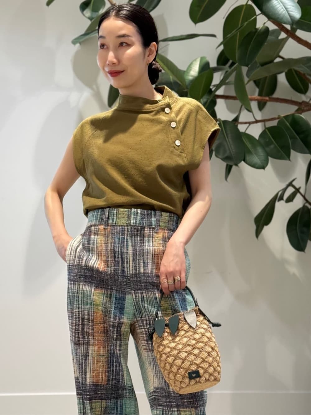 「TOMORROWLAND、BACCA、Anya Hindmarch、PALOMA BARCELO、ブラウス、チェックパンツ、大人カジュアル、デイリーカジュアル、サンダル」｜「Paloma BarceloのPALOMA BARCELO BRIGITE ラフィアヒールミュール（サンダル、ブラック系）」を使った、Nito_TOMORROWLANDさん（レディース・158cm）の夏コーディネートの3枚目の写真