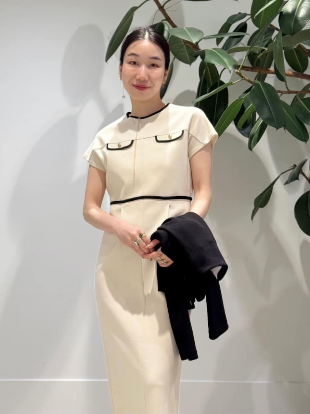 「TOMORROWLAND、トゥモローランド、ballsey、sergio rossi、TOD'S、カーディガン、ワンピース、ミラノリブ、モノトーン、大人カジュアル」｜「BALLSEYのミラノリブ ポケットワンピース（ワンピース、ホワイト系）」を使った、Nito_TOMORROWLANDさん（レディース・158cm）の春コーディネートの4枚目の写真