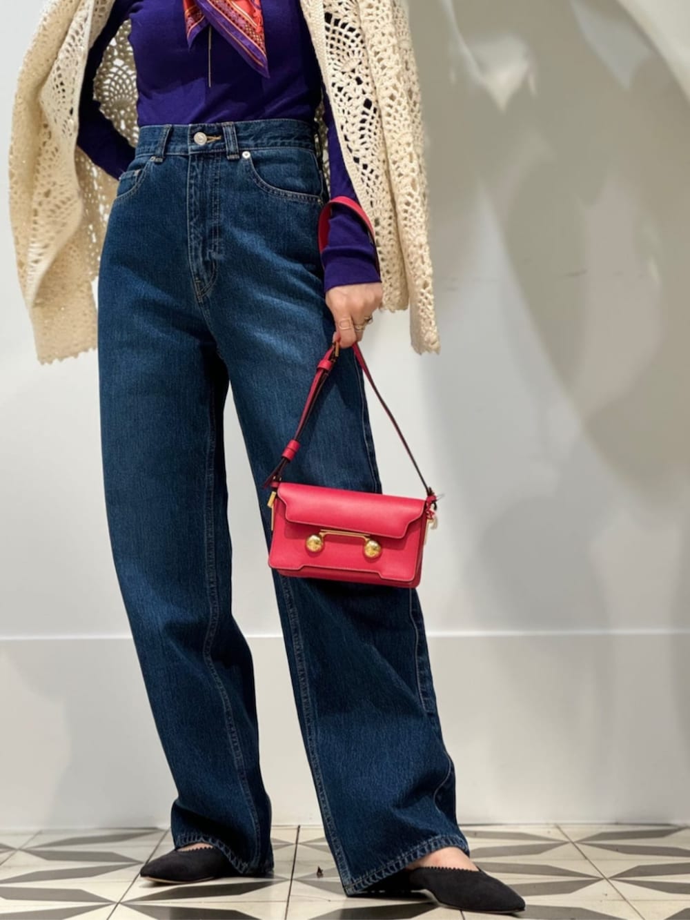 「TOMORROWLAND、トゥモローランド、ballsey、MACPHEE、manipuri、MARNI、NEBULONIE、ハンドニット、クロシェ、クロシェニット、カーディガン、パープル、デニム」｜「NEBULONI EのNEBULONI E. スリングバックシューズ（パンプス、ブルー系）」を使った、Nito_TOMORROWLANDさん（レディース・158cm）の秋コーディネートの4枚目の写真