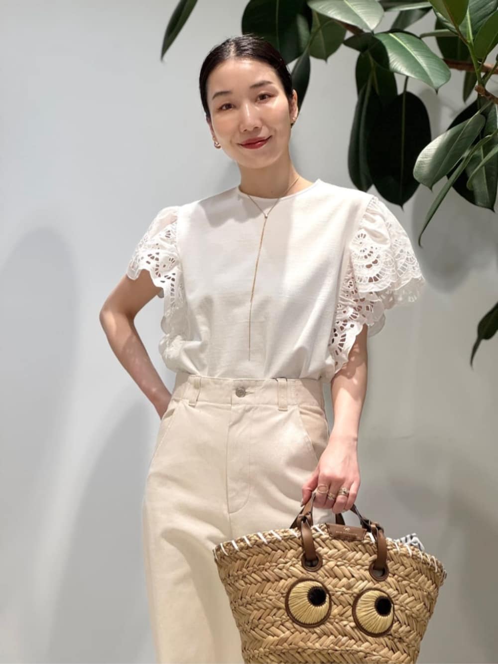「TOMORROWLAND、TOMORROWLAND collection、トゥモローランド、MACPHEE、ballsey、Anya Hindmarch、sergio rossi、レーススリーブ、オールホワイト、ワントーンコーデ、大人カジュアル、デイリーカジュアル」｜「TOMORROWLAND のコットンジャージー キャミソール（キャミソール、ホワイト系）」を使った、Nito_TOMORROWLANDさん（レディース・158cm）の夏コーディネートの2枚目の写真