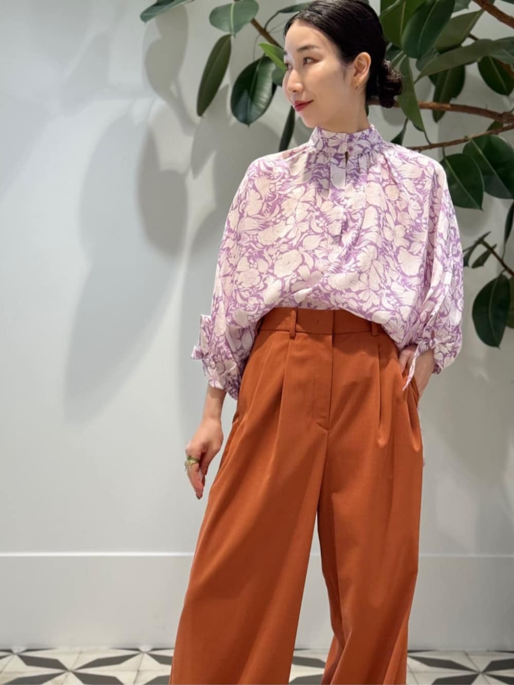 「TOMORROWLAND、トゥモローランド、christian wijnants、ballsey、BACCA、TOD'S、NEBULONIE、MARIHA、別注、ジレ、タックパンツ、ブラウス」｜「NEBULONI EのNEBULONI E.  BAND ヒールサンダル（サンダル、グレー系）」を使った、Nito_TOMORROWLANDさん（レディース・158cm）の夏コーディネートの4枚目の写真