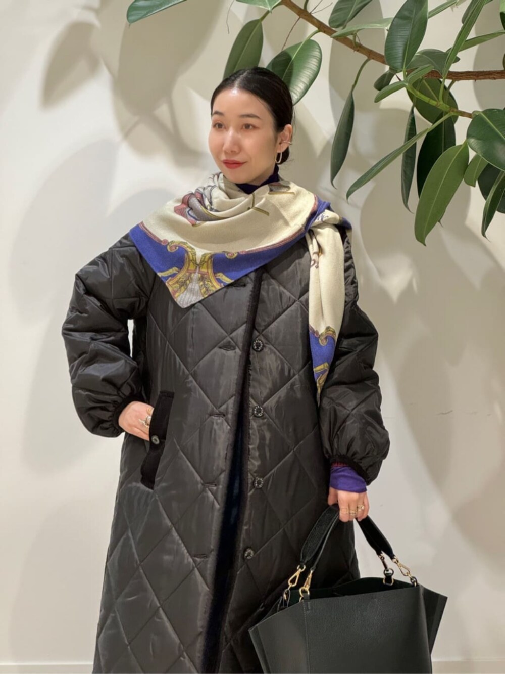 「TOMORROWLAND、トゥモローランド、MACKINTOSH、MACPHEE、ballsey、manipuri、WANDLER、TOD'S、別注、キルティングコート、デニム、ニット」｜「TOMORROWLAND のデニム ワイドストレートパンツ（デニムパンツ、ブルー系）」を使った、Nito_TOMORROWLANDさん（レディース・158cm）の秋コーディネートの3枚目の写真