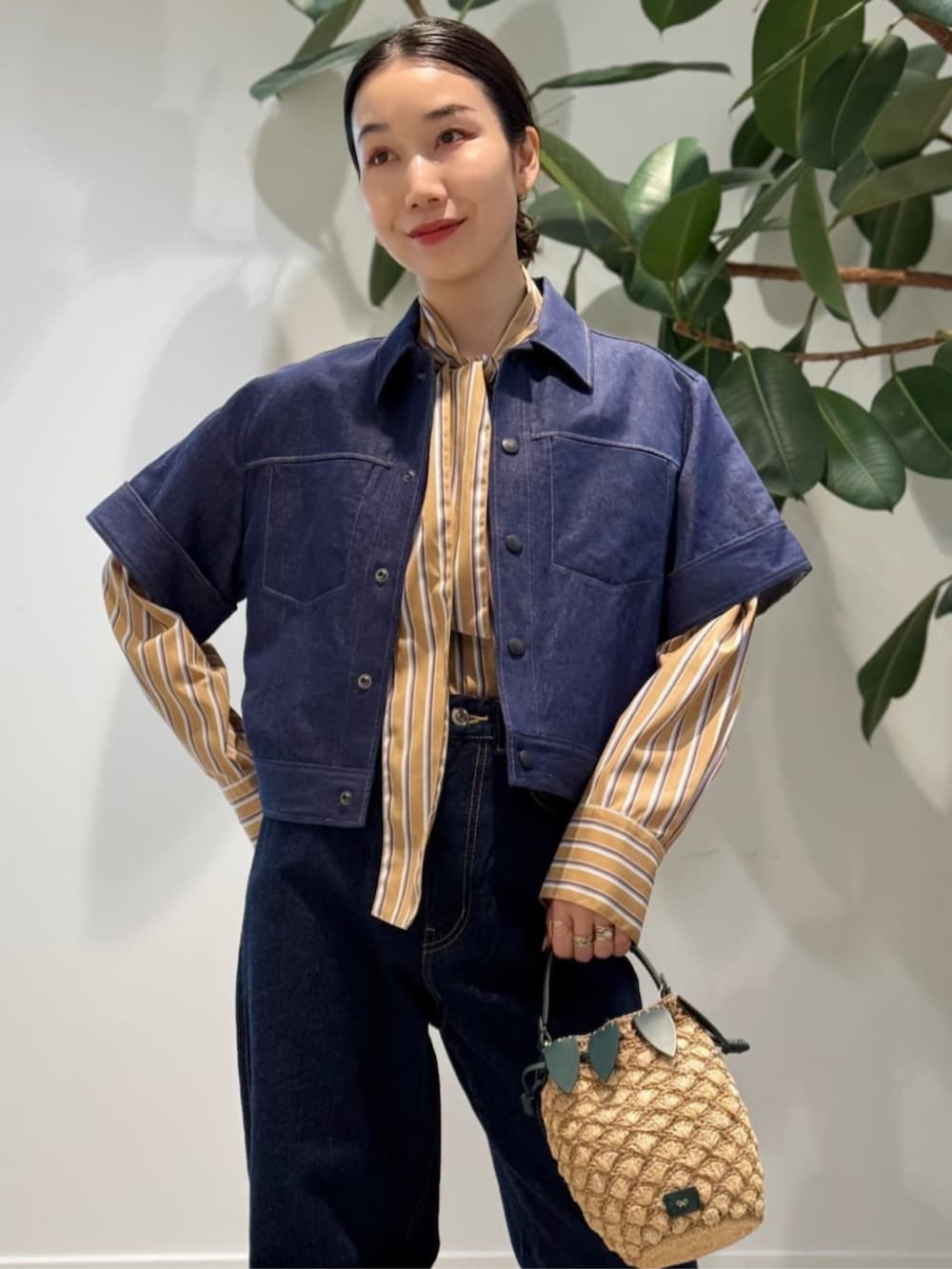 「TOMORROWLAND、トゥモローランド、MACPHEE、ballsey、Anya Hindmarch、aeyde、デニムシャツ、デニム、レイヤードスタイル、半袖シャツ、ボウタイブラウス、ボウタイシャツ、ストライプシャツ」|「TOMORROWLAND のコットンジャージー キャミソール(キャミソール、ホワイト系)」を使った、Nito_TOMORROWLANDさん(レディース・158cm)の夏コーディネートの2枚目の写真