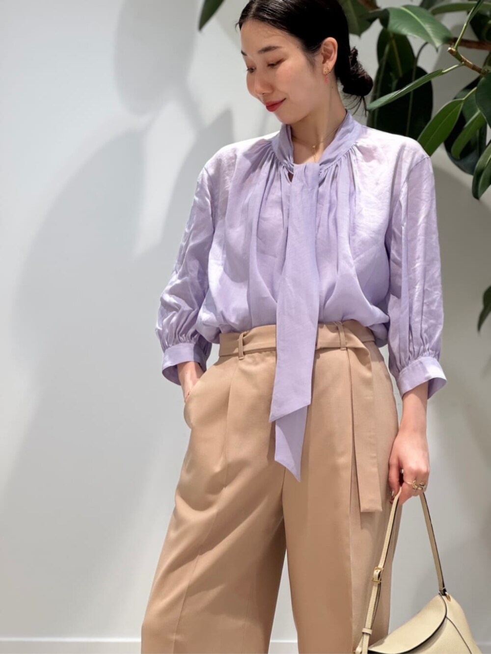 「TOMORROWLAND、トゥモローランド、TOMORROWLAND collection、ballsey、WANDLER、ダブルジャケット、ボウタイブラウス、ベルテッドパンツ、ライトパープル、カラーコーデ」｜「TOMORROWLAND のコットンジャージー キャミソール（キャミソール、ホワイト系）」を使った、Nito_TOMORROWLANDさん（レディース・158cm）の春コーディネートの4枚目の写真