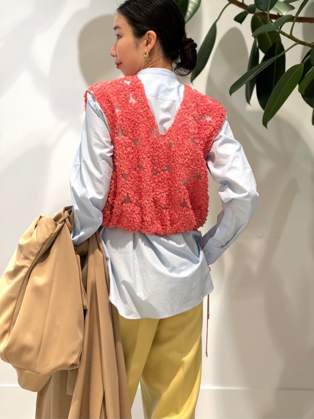 「TOMORROWLAND、トゥモローランド、TOMORROWLAND collection、ballsey、SEBLINE、LIE STUDIO、スタンドカラーコート、トレンチコート、チュールトップス、エンブロイダリー、イエロー、ピンク、レイヤードスタイル」｜「TOMORROWLAND collectionのカバートクロス スタンドカラーコート（トレンチコート、ベージュ系）」を使った、Nito_TOMORROWLANDさん（レディース・158cm）の冬コーディネートの4枚目の写真