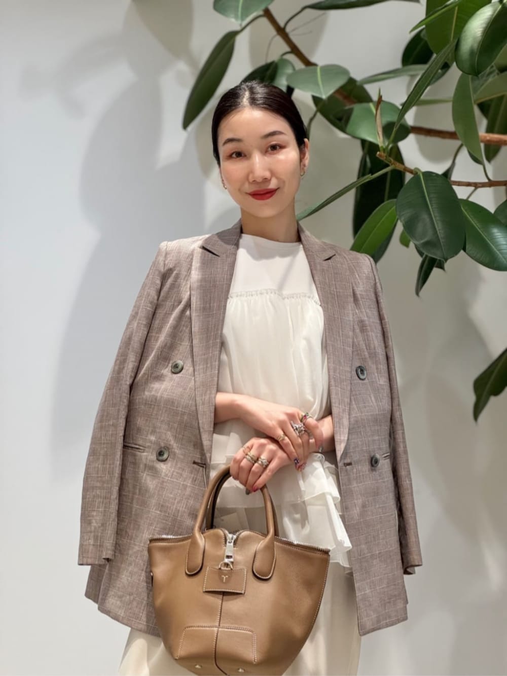 「TOMORROWLAND、TOMORROWLAND collection、トゥモローランド、ballsey、TOD'S、FRANCESCO RUSSO、ダブルジャケット、ティアードブラウス、イージーパンツ、ワイドパンツ、ワントーンコーデ、大人カジュアル」｜「TOMORROWLAND のコットンジャージー キャミソール（キャミソール、ホワイト系）」を使った、Nito_TOMORROWLANDさん（レディース・158cm）の春コーディネートの3枚目の写真