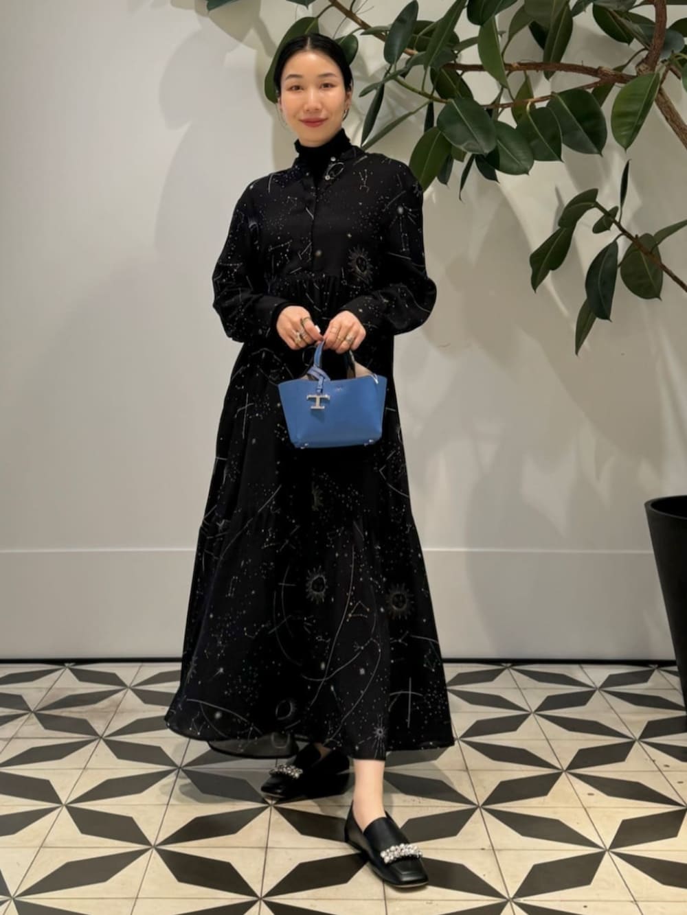 「TOMORROWLAND、トゥモローランド、TOMORROWLAND collection、ballsey、sergio rossi、TOD'S、ペプラムコート、ファーコート、ショートコート、ワンピース、柄ワンピース、モノトーン」｜「TOMORROWLAND collectionのケーブルクロス ファーペプラムコート（ノーカラーコート、ブラック系）」を使った、Nito_TOMORROWLANDさん（レディース・158cm）の冬コーディネートの5枚目の写真