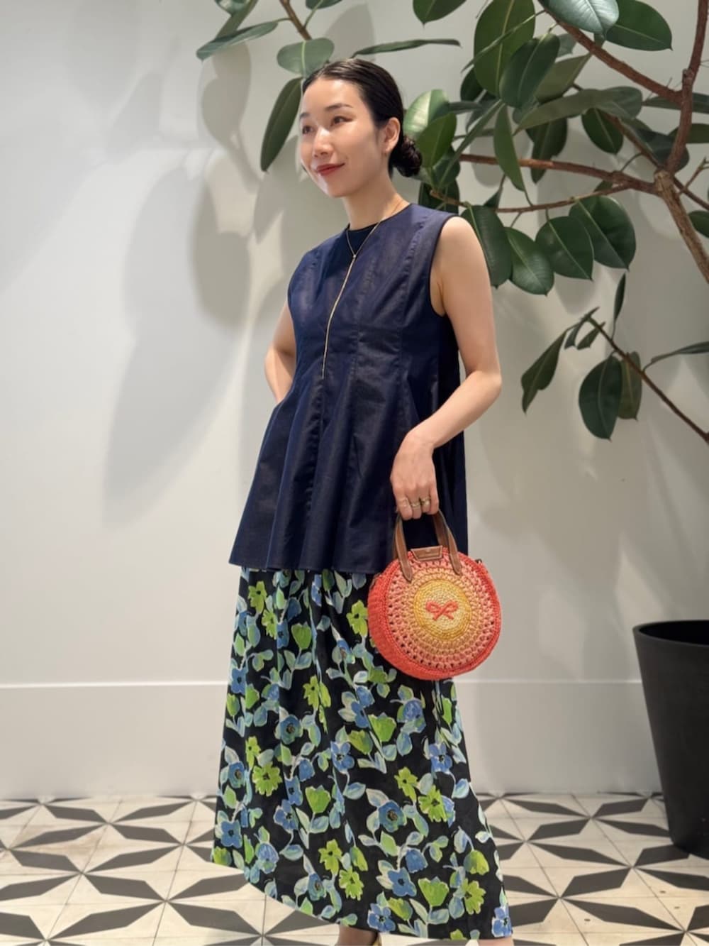 「TOMORROWLAND、トゥモローランド、TOMORROWLAND collection、ballsey、Anya Hindmarch、aeyde、柄スカート、フラワープリント、ぺプラムトップス、デニムブラウス、大人カジュアル」｜「TOMORROWLAND のコットンジャージー キャミソール（キャミソール、ブラック系）」を使った、Nito_TOMORROWLANDさん（レディース・158cm）の夏コーディネートの2枚目の写真
