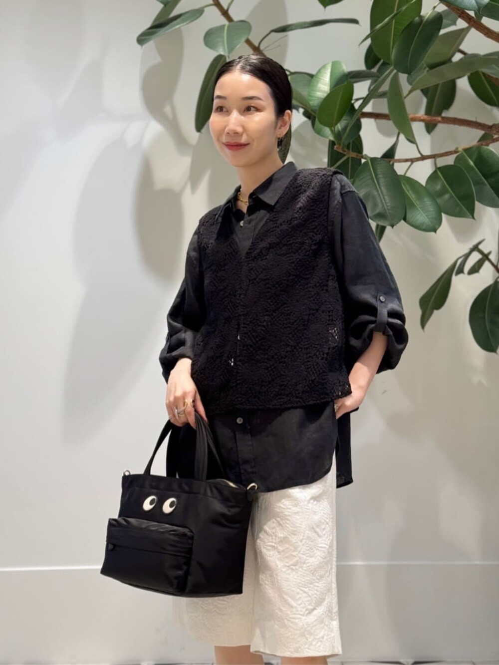 「TOMORROWLAND、TOMORROWLAND collection、トゥモローランド、MACPHEE、BACCA、Anya Hindmarch、gianvitorossi、LIE STUDIO、クロシェニット、クロシェベスト、リネンシャツ、ハーフパンツ、ジャカードパンツ、モノトーン、レイヤードスタイル」|「TOMORROWLAND collectionのフラワージャカード 2タックキュロット(その他パンツ、ホワイト系)」を使った、Nito_TOMORROWLANDさん(レディース・158cm)の夏コーディネートの2枚目の写真