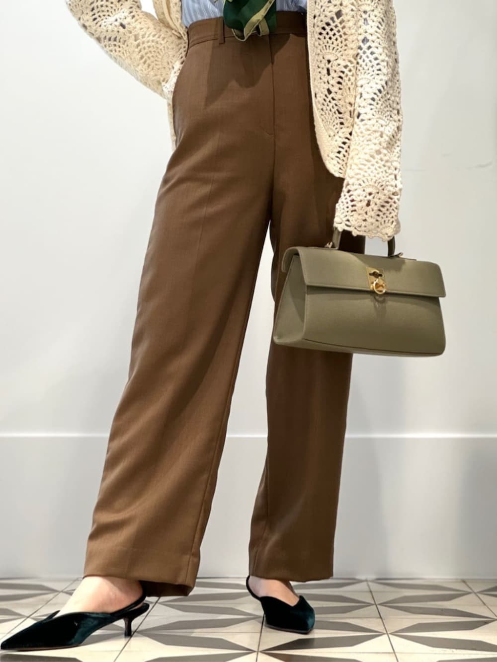 「TOMORROWLAND、トゥモローランド、MACPHEE、ballsey、cafune、manipuri、ハンドニット、クロシェ、クロシェニット、シャツスタイル、バンドカラーシャツ、大人カジュアル」｜「manipuriのmanipuri ROSE シルクスカーフ（バンダナ/スカーフ、イエロー系）」を使った、Nito_TOMORROWLANDさん（レディース・158cm）の秋コーディネートの3枚目の写真