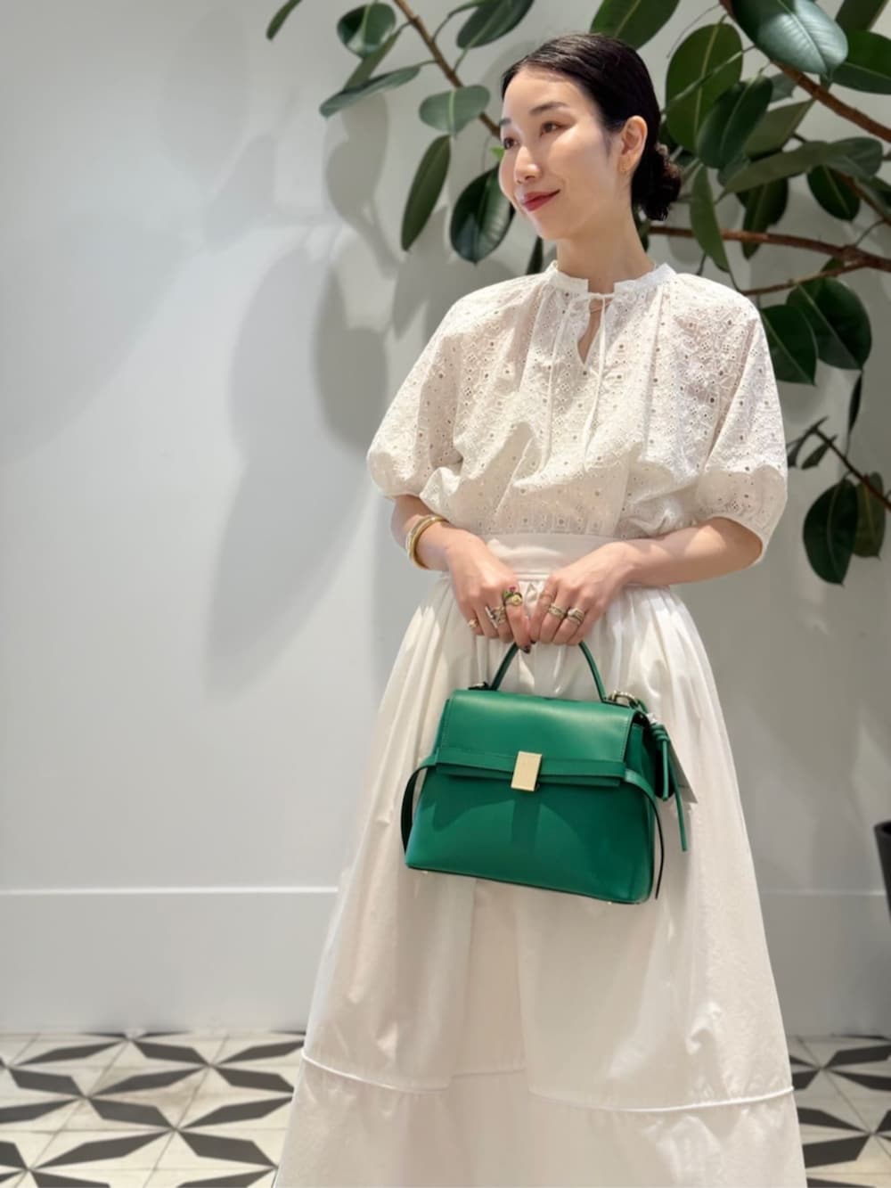 「TOMORROWLAND、トゥモローランド、ballsey、MACPHEE、Atelier TOMORROWLAND、aeyde、MARIHA、エンブロイダリー、エンブロイダリーブラウス、タフタスカート、マキシスカート、オールホワイト、大人カジュアル」｜「MACPHEEのクリスピータフタ ギャザーマキシスカート（スカート、ホワイト系）」を使った、Nito_TOMORROWLANDさん（レディース・158cm）の夏コーディネートの2枚目の写真