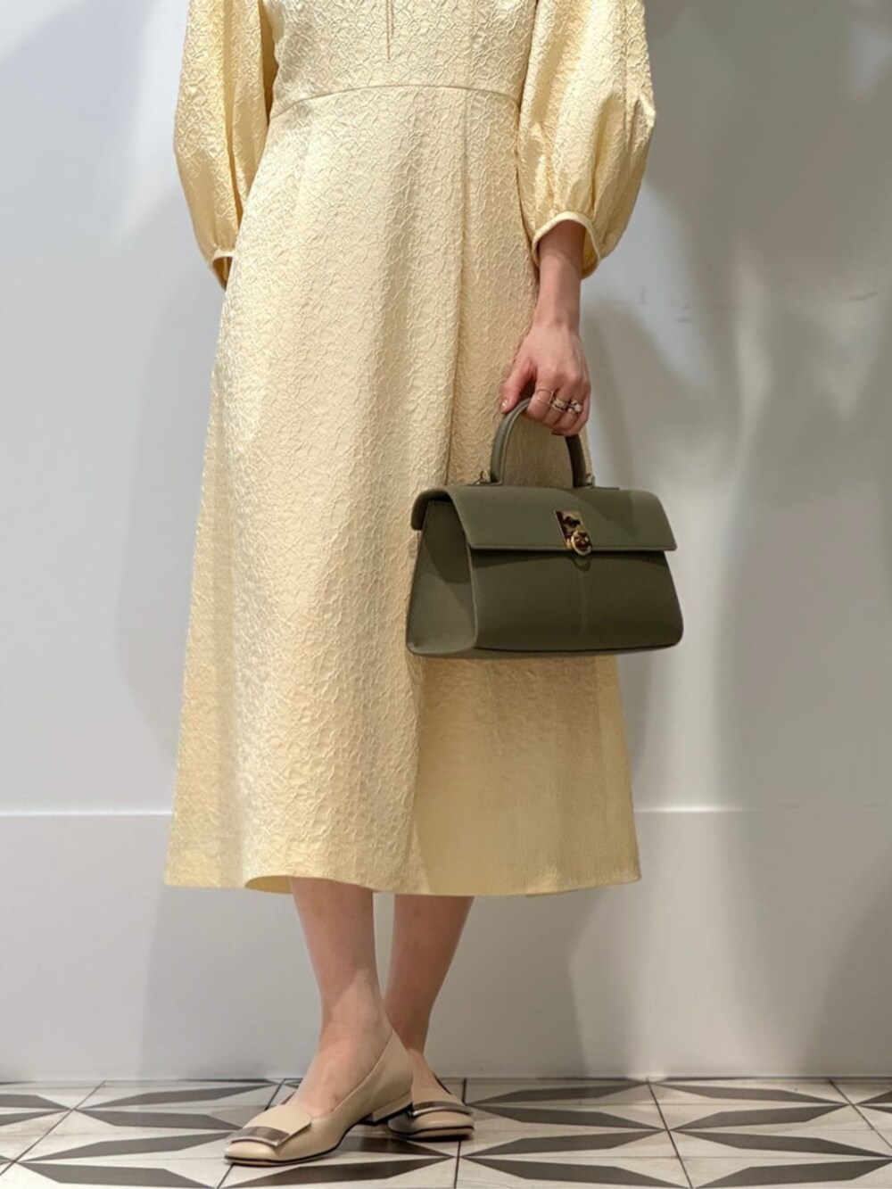 「TOMORROWLAND、トゥモローランド、ballsey、TOMORROWLAND collection、sergio rossi、スタンドカラーコート、パフスリーブワンピース、ワンピース、イエロー、ライトブルー、オケージョン、セレモニー」｜「TOMORROWLAND のコットンジャージー キャミソール（キャミソール、ホワイト系）」を使った、Nito_TOMORROWLANDさん（レディース・158cm）の冬コーディネートの8枚目の写真