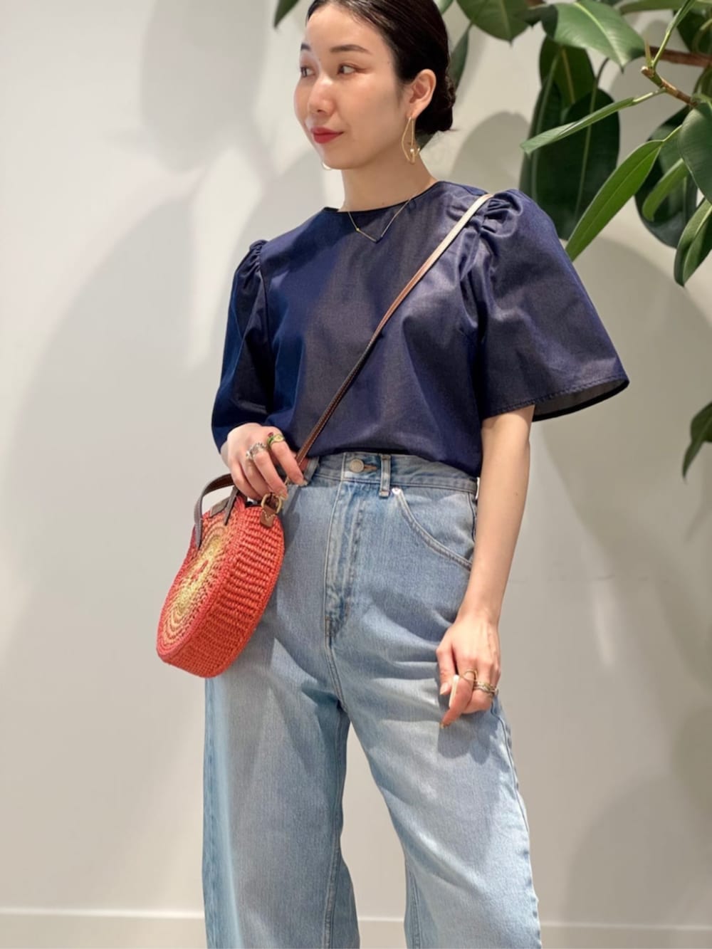 「TOMORROWLAND、TOMORROWLAND collection、トゥモローランド、MACPHEE、Anya Hindmarch、BAR JEWELLERY、デニム、デニムブラウス、デニムオンデニム、大人カジュアル、デイリーカジュアル」｜「BAR JEWELLERYのBAR Jewellery FLORA ゴールドピアス（ピアス（両耳用）、ゴールド系）」を使った、Nito_TOMORROWLANDさん（レディース・158cm）の春コーディネートの2枚目の写真