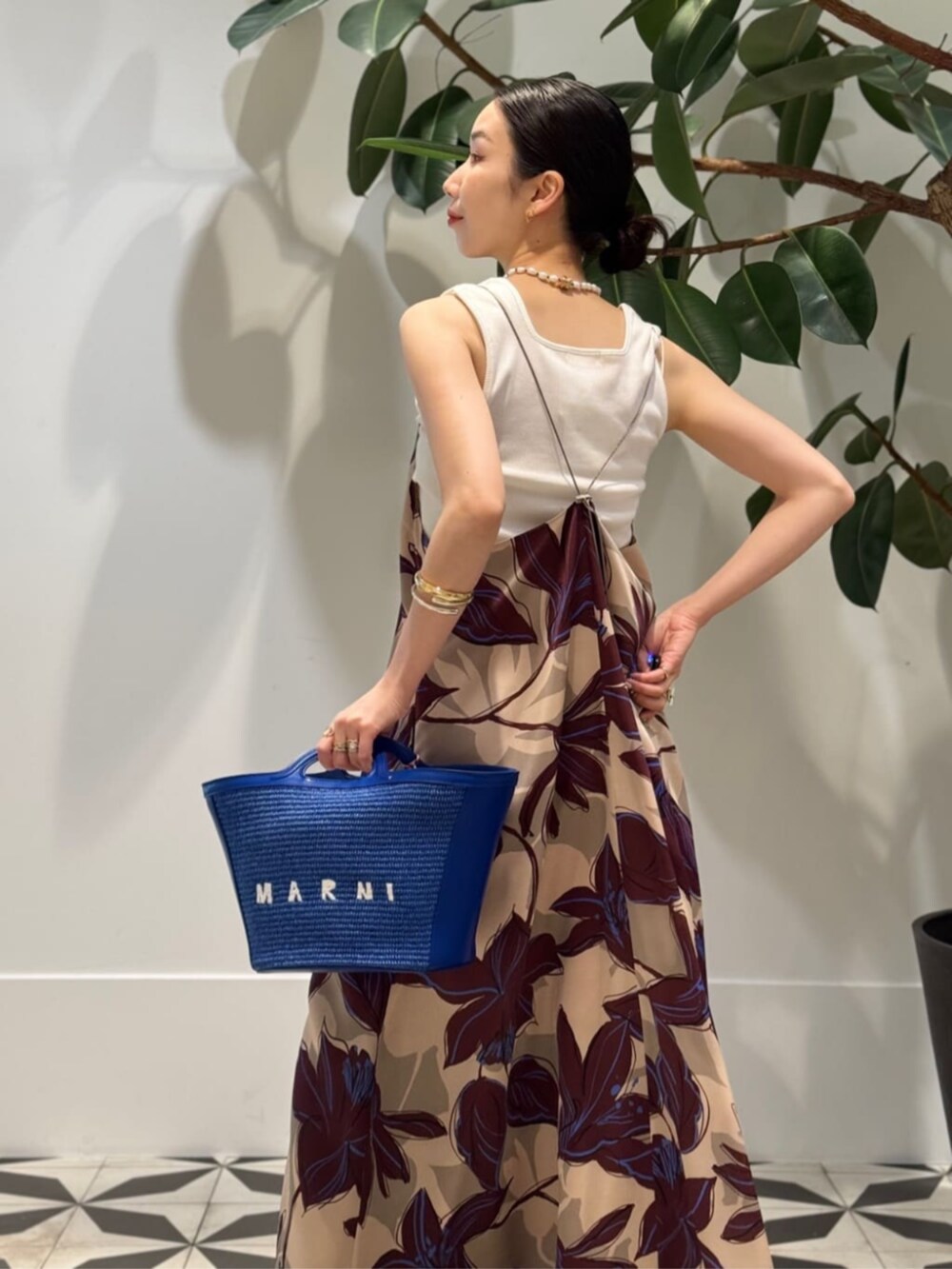 ホワイト系のタンクトップ、ホワイト系のシャツ/ブラウス、ベージュ系のワンピースを着用したレディースの夏コーディネートの5枚目の写真