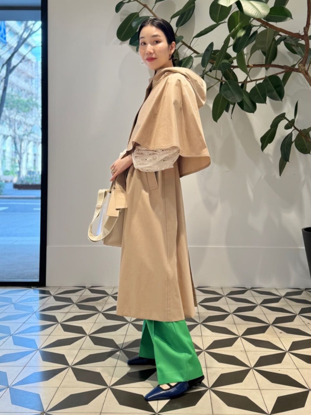 「TOMORROWLAND、TOMORROWLAND collection、トゥモローランド、ballsey、MACPHEE、MARNI、METIER、ケープコート、マントコート、レースブラウス、グリーン」｜「TOMORROWLAND のウォーターレプツイル マントケープジレ（ベスト、ベージュ系）」を使った、Nito_TOMORROWLANDさん（レディース・158cm）の冬コーディネートの3枚目の写真