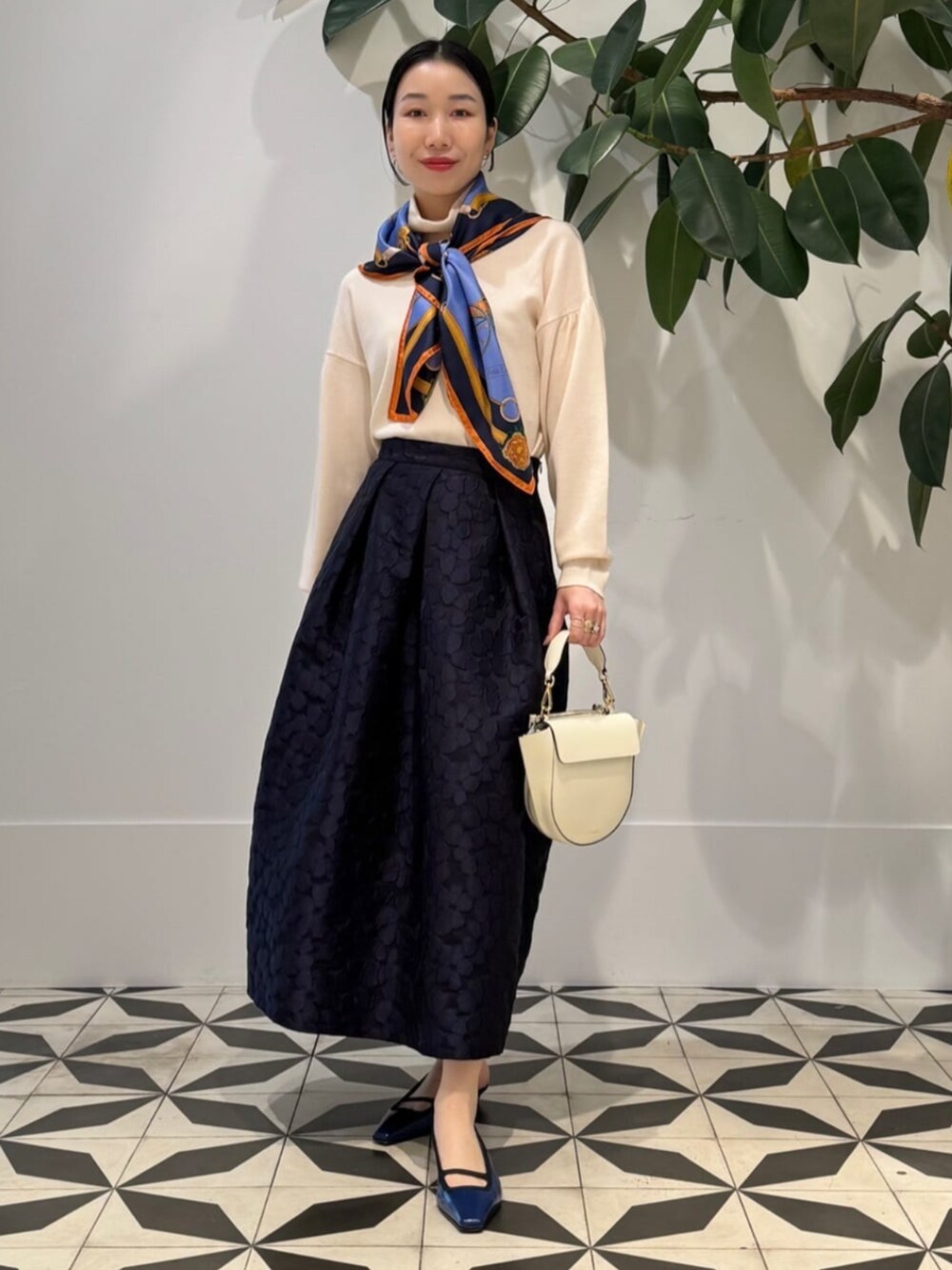 「TOMORROWLAND、トゥモローランド、TOMORROWLAND collection、ballsey、manipuri、NEOUS、TOD'S、カシミヤコート、バレルスカート、フラワーモチーフ、大人カジュアル、スカーフアレンジ」｜「TOMORROWLAND collectionのウェービーカシミヤ ノーカラーコート（ノーカラーコート、ブルー系）」を使った、Nito_TOMORROWLANDさん（レディース・158cm）の冬コーディネートの2枚目の写真