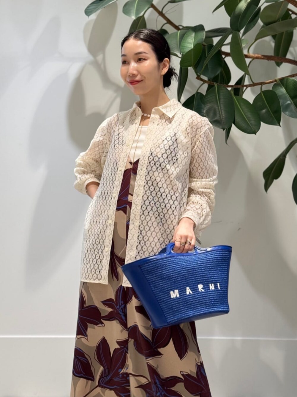 ホワイト系のタンクトップ、ホワイト系のシャツ/ブラウス、ベージュ系のワンピースを着用したレディースの夏コーディネートの3枚目の写真