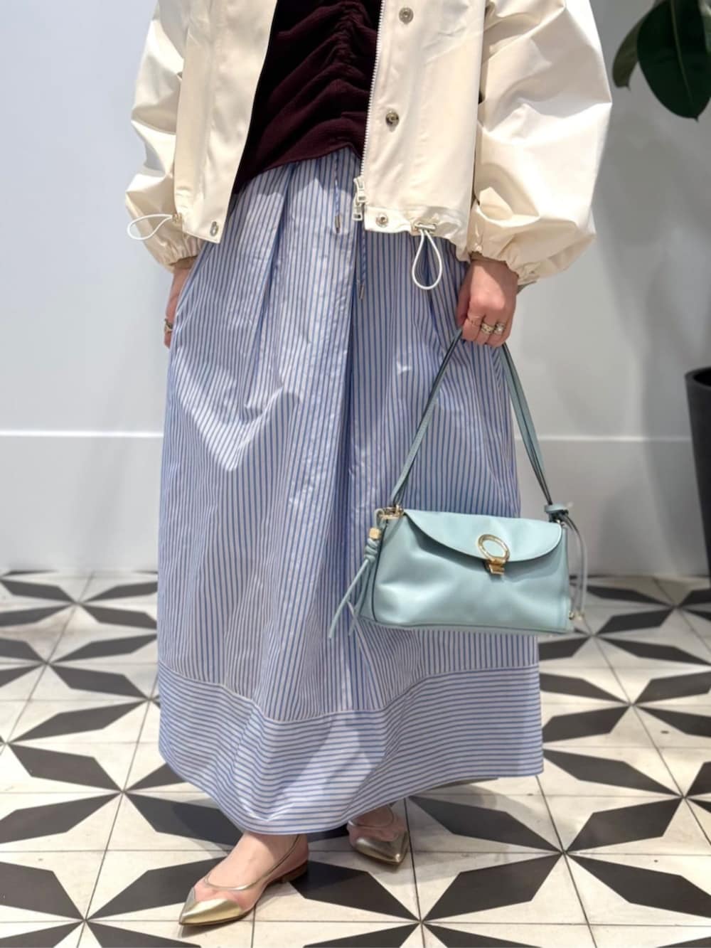 「TOMORROWLAND、トゥモローランド、MACKINTOSH、BACCA、MACPHEE、NEBULONIE、Atelier TOMORROWLAND、別注、ナイロンジャケット、フーデッドジャケット、マキシスカート、ストライプスカート、ボタンダウンシャツ、レイヤードスタイル」｜「BACCAのコットンタイプライター ボタンダウンシャツ（シャツ/ブラウス、イエロー系）」を使った、Nito_TOMORROWLANDさん（レディース・158cm）の春コーディネートの6枚目の写真
