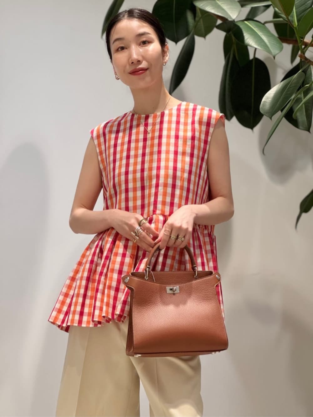 「TOMORROWLAND、TOMORROWLAND collection、トゥモローランド、ballsey、MACPHEE、MICHINO PARIS、ギンガムチェック、ぺプラムトップス、ブラウス、チェックブラウス、ハーフパンツ、大人カジュアル」｜「TOMORROWLAND のコットンジャージー キャミソール（キャミソール、ホワイト系）」を使った、Nito_TOMORROWLANDさん（レディース・158cm）の夏コーディネートの2枚目の写真