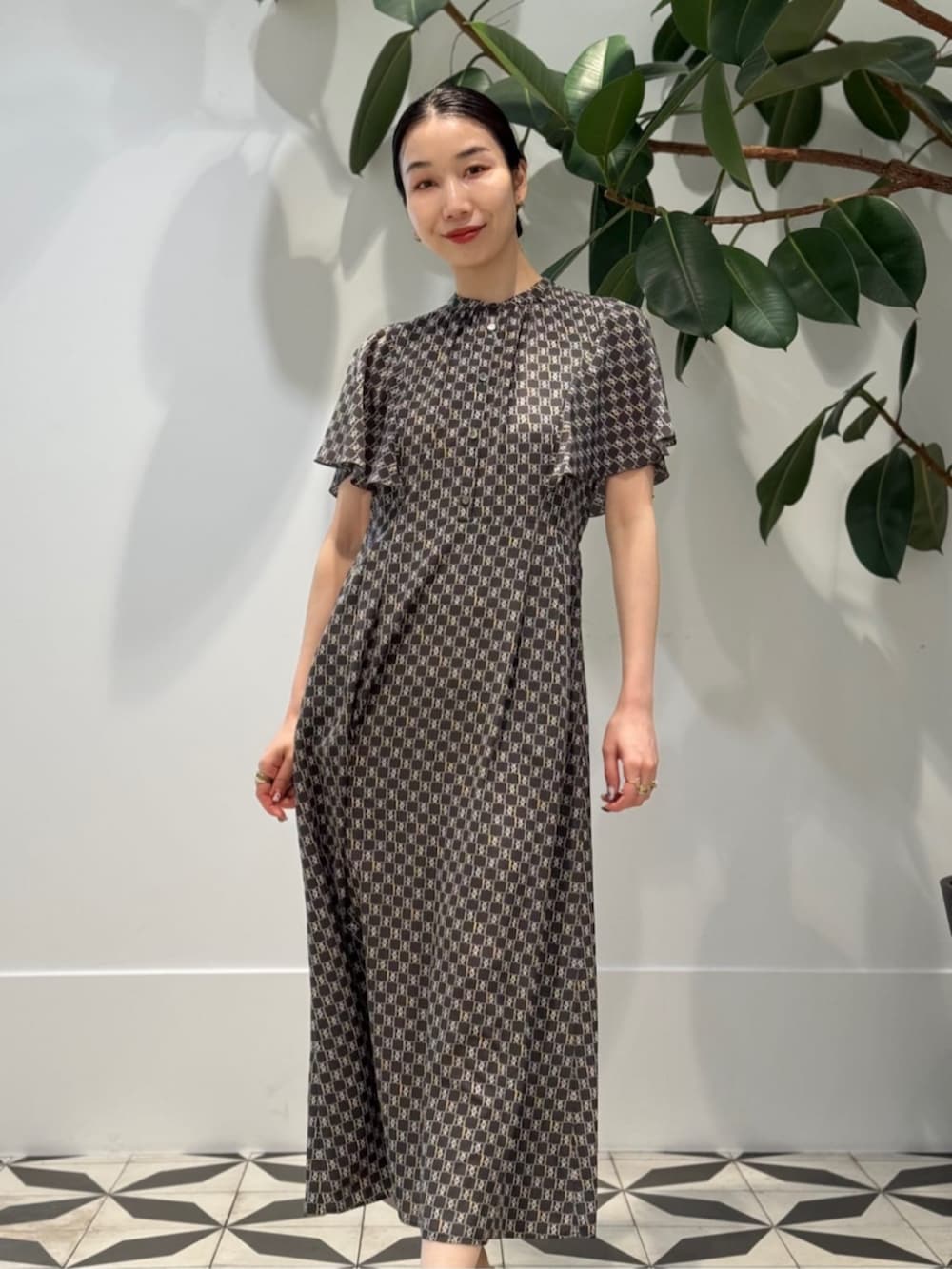「TOMORROWLAND、トゥモローランド、ballsey、Atelier TOMORROWLAND、NEBULONIE、ATELIER AMBOISE、AMBOISE、タイポグラフィ、柄ワンピース、ワンピース、大人カジュアル」｜「TOMORROWLAND のコットンジャージー キャミソール（キャミソール、ホワイト系）」を使った、Nito_TOMORROWLANDさん（レディース・158cm）の夏コーディネートの2枚目の写真