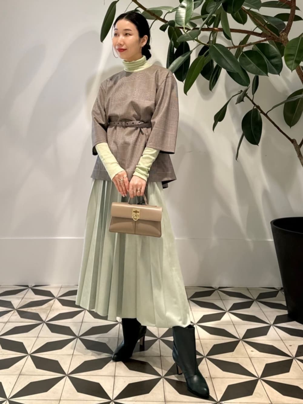 「TOMORROWLAND、トゥモローランド、MACKINTOSH、ballsey、cafune、NEBULONIE、別注、HUMBIE、エコスエード、ライトグリーン、プリーツスカート、大人カジュアル」|「TOMORROWLAND のコットンシルクリブ タートルネックプルオーバー(Tシャツ/カットソー、グリーン系)」を使った、Nito_TOMORROWLANDさん(レディース・158cm)の秋コーディネートの2枚目の写真