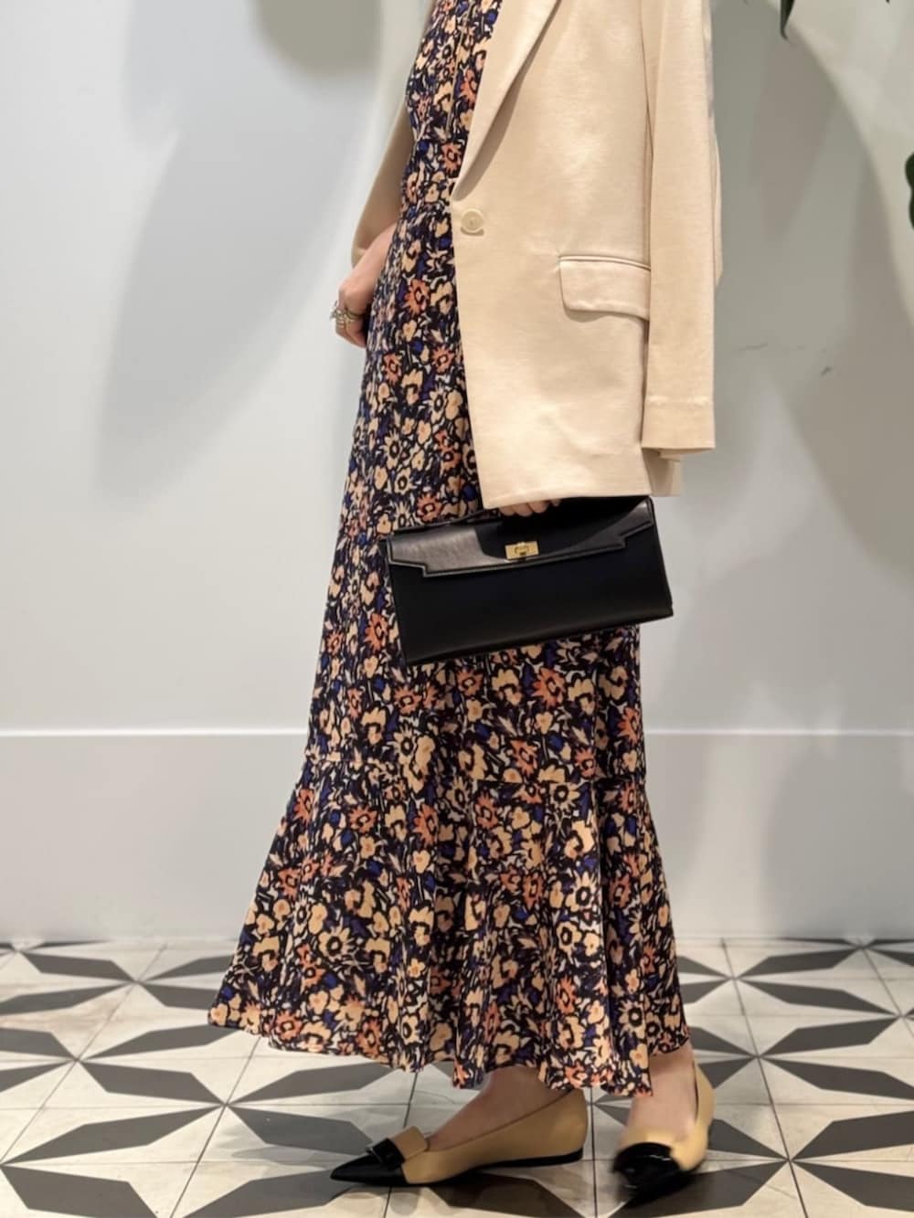 「TOMORROWLAND、トゥモローランド、ballsey、Anya Hindmarch、テーラードジャケット、カシュクールワンピース、柄ワンピース、フラワープリント、大人カジュアル」｜「TOMORROWLAND のコットンジャージー キャミソール（キャミソール、ホワイト系）」を使った、Nito_TOMORROWLANDさん（レディース・158cm）の夏コーディネートの4枚目の写真