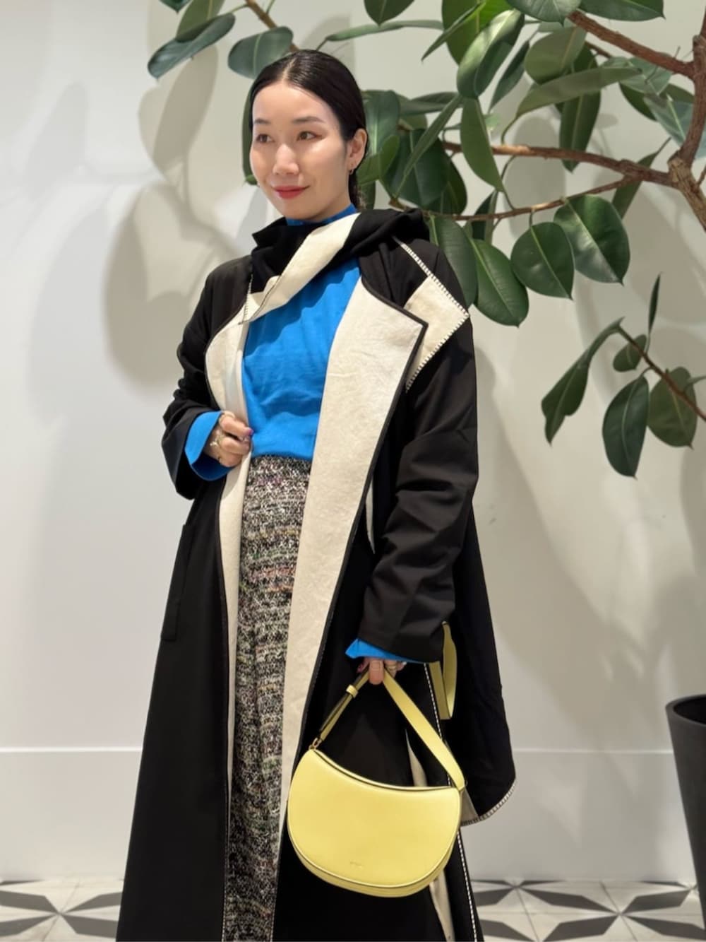 ブラック系のローファー、ブラック系のその他アウター、ブルー系のニット/セーターを着用したレディースの夏コーディネートの3枚目の写真