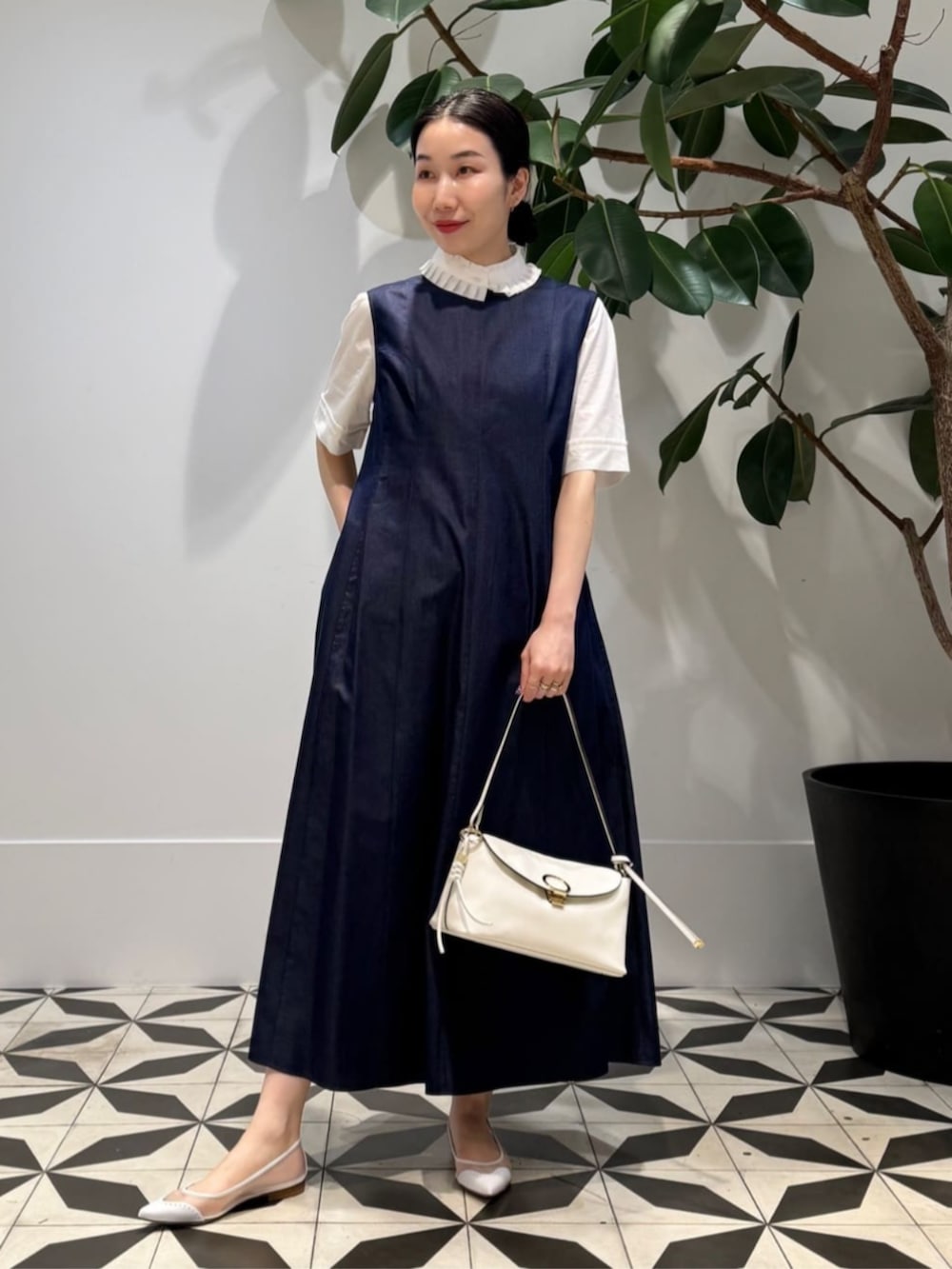 「TOMORROWLAND、TOMORROWLAND collection、トゥモローランド、ballsey、Atelier TOMORROWLAND、NEBULONIE、ストライプジャケット、デニムワンピース、ワンピース、半袖シャツ、フリルシャツ、大人カジュアル」｜「TOMORROWLAND のコットンジャージー キャミソール（キャミソール、ホワイト系）」を使った、Nito_TOMORROWLANDさん（レディース・158cm）の春コーディネートの2枚目の写真