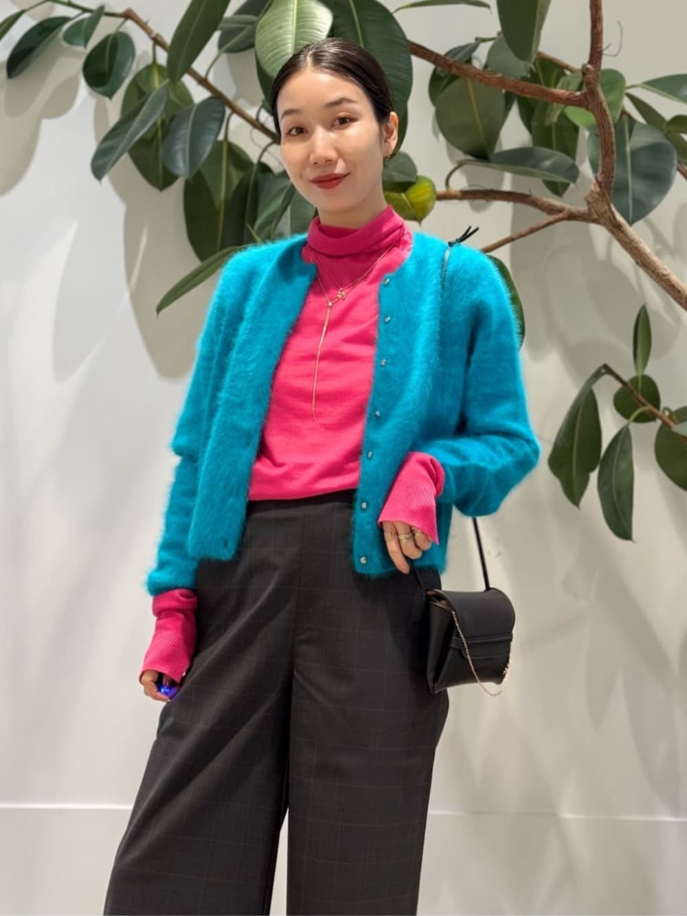 ホワイト系のキャミソール、ブルー系のポンチョ、ブルー系のカーディガン/ボレロを着用したレディースの冬コーディネートの5枚目の写真