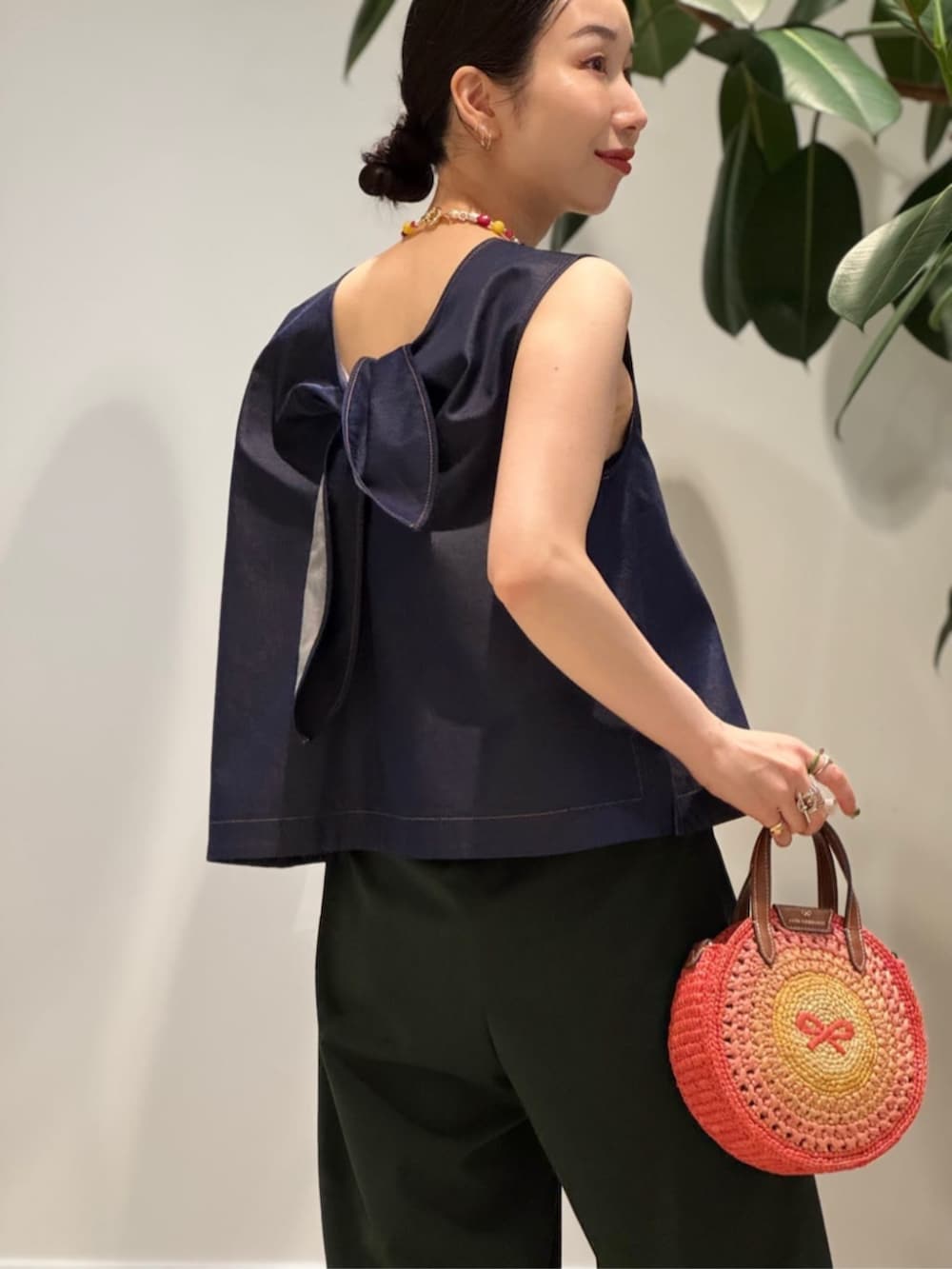 「TOMORROWLAND、TOMORROWLAND collection、トゥモローランド、Anya Hindmarch、pippichic、ELIOU、デニムブラウス、バックリボンブラウス、タックパンツ、大人カジュアル」|「TOMORROWLAND のコットンジャージー キャミソール(キャミソール、ブラック系)」を使った、Nito_TOMORROWLANDさん(レディース・158cm)の夏コーディネートの3枚目の写真