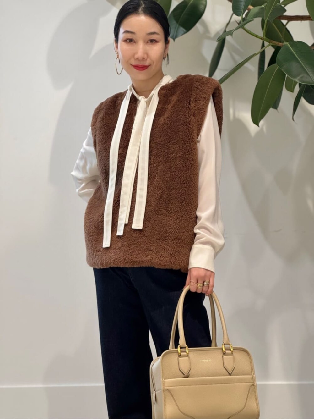 「TOMORROWLAND、トゥモローランド、MACPHEE、TOMORROWLAND collection、ballsey、RED CARD、別注、J&M DAVIDSON、へリンボーン、ピーコート、Pコート、ボアベスト、エコファー、ボウタイブラウス」｜「TOMORROWLAND のコットンジャージー キャミソール（キャミソール、ホワイト系）」を使った、Nito_TOMORROWLANDさん（レディース・158cm）の冬コーディネートの5枚目の写真