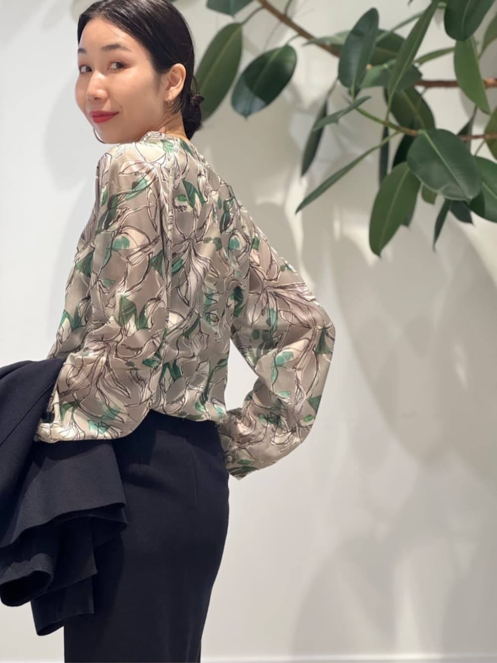 「TOMORROWLAND、トゥモローランド、TOMORROWLAND collection、ballsey、VASIC、セットアップ、ショートコート、グレンチェック、ペプラムジャケット、フラワープリント、柄ブラウス」|「TOMORROWLAND のコットンジャージー キャミソール(キャミソール、ブラック系)」を使った、Nito_TOMORROWLANDさん(レディース・158cm)の冬コーディネートの7枚目の写真