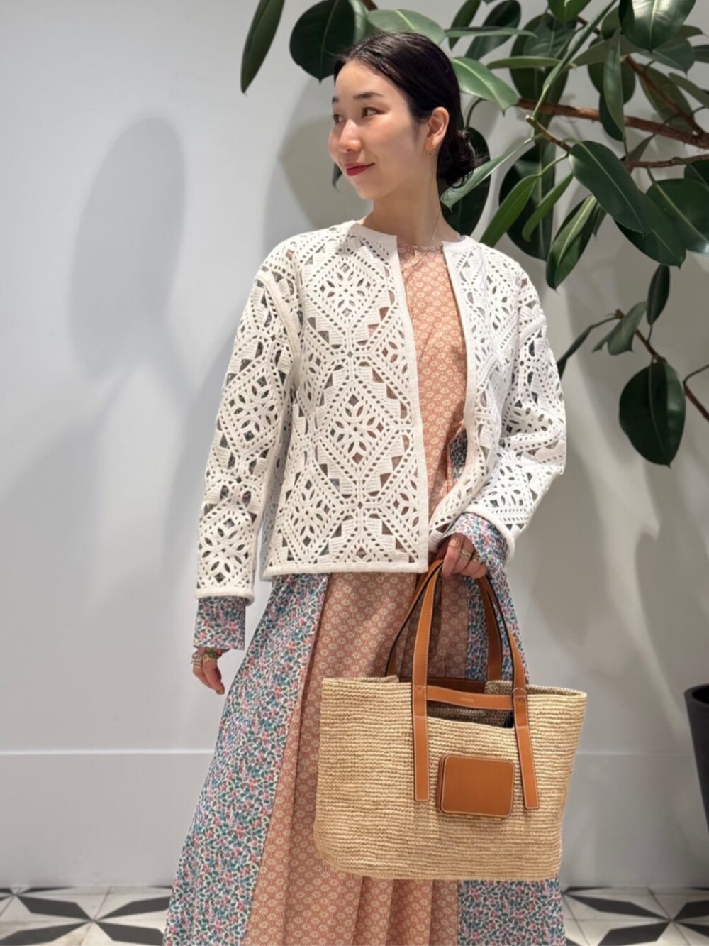 「TOMORROWLAND、トゥモローランド、ballsey、BACCA、LUZ MORRIS、aeyde、エンブロイダリー、ノーカラージャケット、リバティ、リバティプリント、ワンピース、柄ワンピース」｜「BALLSEYのダイヤモチーフエンブロイダリー クルーネックジャケット（ノーカラージャケット、ホワイト系）」を使った、Nito_TOMORROWLANDさん（レディース・158cm）の春コーディネートの4枚目の写真