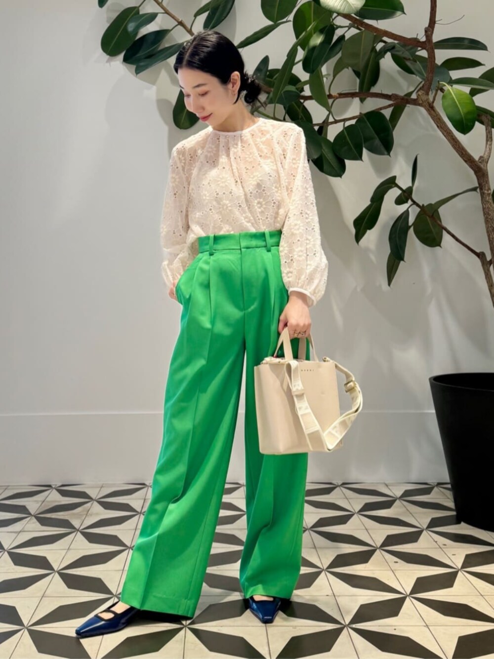 「TOMORROWLAND、TOMORROWLAND collection、トゥモローランド、ballsey、MACPHEE、MARNI、METIER、ケープコート、マントコート、レースブラウス、グリーン」｜「TOMORROWLAND のウォーターレプツイル マントケープジレ（ベスト、ベージュ系）」を使った、Nito_TOMORROWLANDさん（レディース・158cm）の冬コーディネートの4枚目の写真