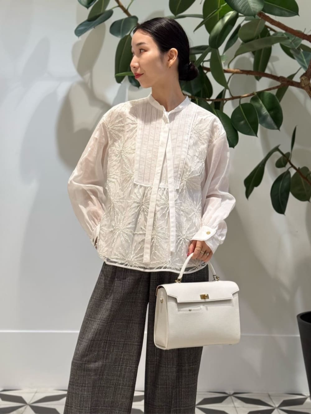 「TOMORROWLAND、TOMORROWLAND collection、トゥモローランド、BACCA、Anya Hindmarch、チェックジャケット、チェックパンツ、セットアップ、エンブロイダリーブラウス、ボウタイブラウス、オフィススタイル、大人カジュアル」|「BACCAのinner piece ベロアジャージー カップインキャミソール(キャミソール、ホワイト系)」を使った、Nito_TOMORROWLANDさん(レディース・158cm)の夏コーディネートの2枚目の写真