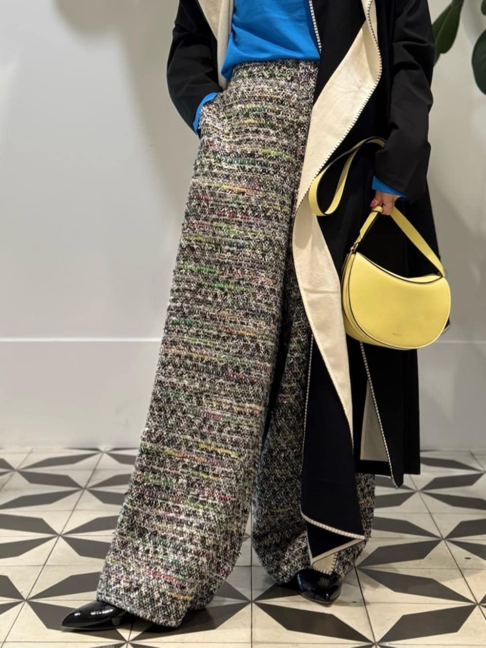 ブラック系のローファー、ブラック系のその他アウター、ブルー系のニット/セーターを着用したレディースの夏コーディネートの5枚目の写真