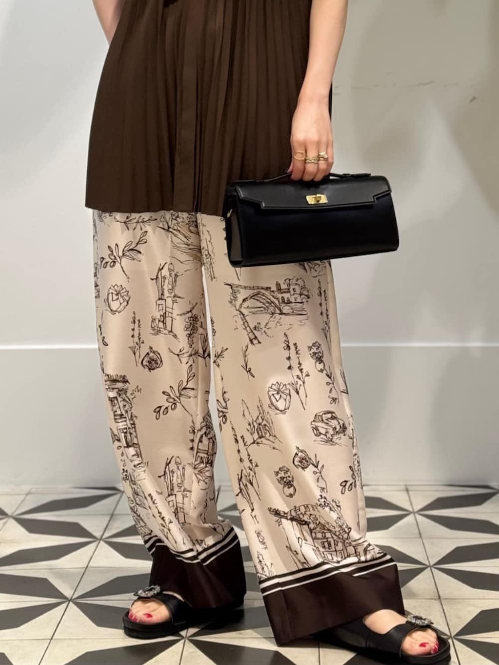「TOMORROWLAND、トゥモローランド、ballsey、TOMORROWLAND collection、BACCA、Anya Hindmarch、ノースリーブブラウス、ブラウン、柄パンツ、ワントーンコーデ、ビジューサンダル」｜「BACCAのinner piece ベロアジャージー カップインキャミソール（キャミソール、ブラウン系）」を使った、Nito_TOMORROWLANDさん（レディース・158cm）の夏コーディネートの4枚目の写真