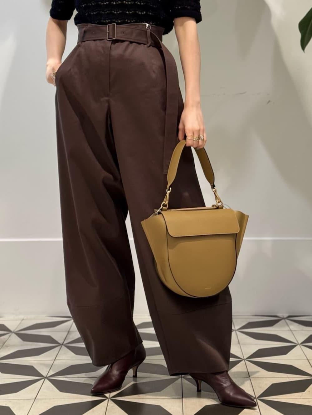 ホワイト系のキャミソール、レッド系のパンプス、オレンジ系のその他トップスを着用したレディースの夏コーディネートの5枚目の写真