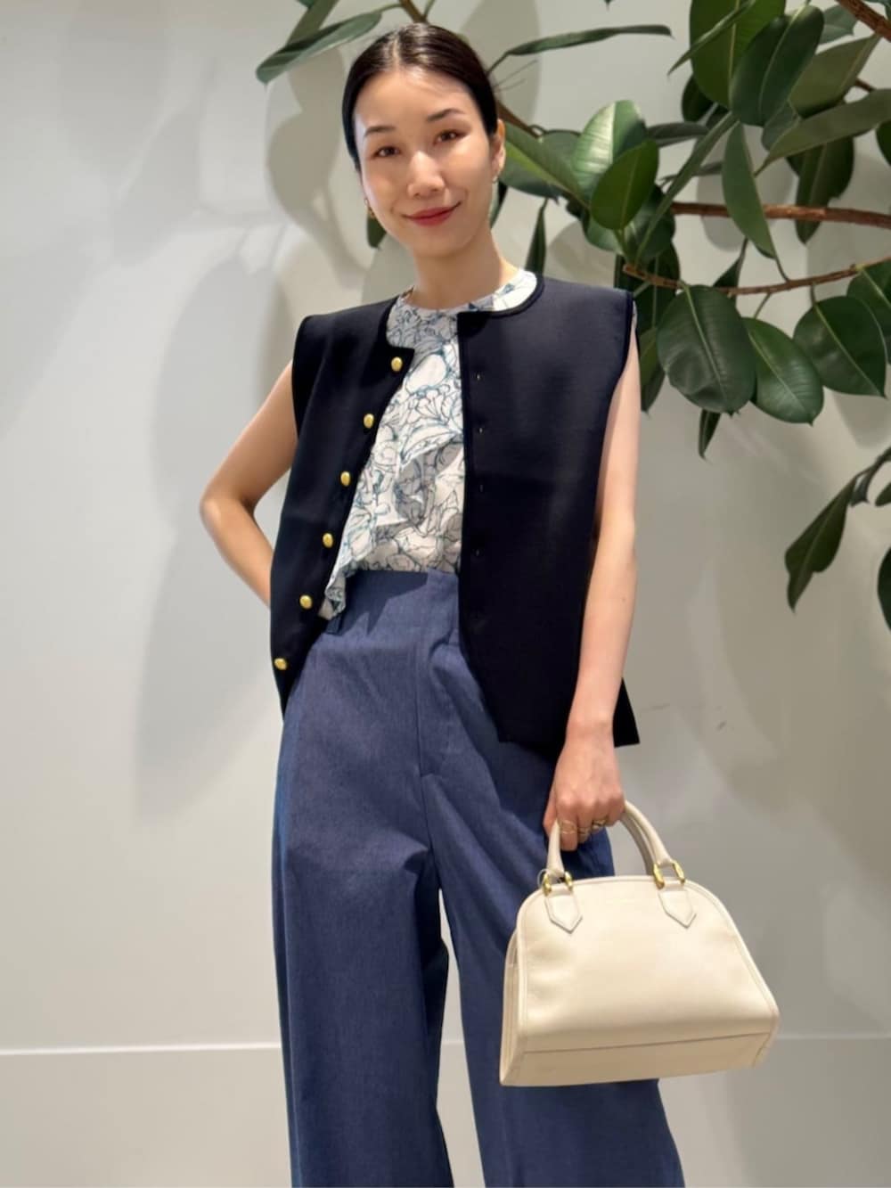 「TOMORROWLAND、トゥモローランド、TOMORROWLAND collection、ballsey、MACPHEE、J&M DAVIDSON、ミラノリブ、柄ブラウス、ノースリーブブラウス、大人カジュアル」｜「MACPHEEのミラノリブ クルーネックベスト（ベスト、ブルー系）」を使った、Nito_TOMORROWLANDさん（レディース・158cm）の夏コーディネートの3枚目の写真