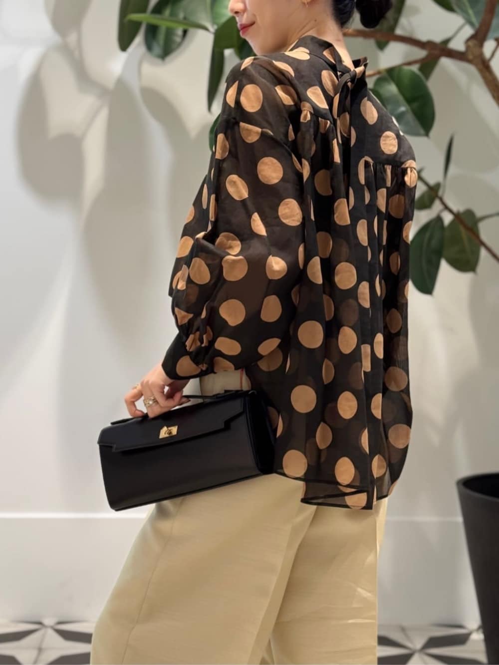 イエロー系のスラックス、ホワイト系のキャミソール、ブラック系のシャツ/ブラウスを着用したレディースの夏コーディネートの4枚目の写真