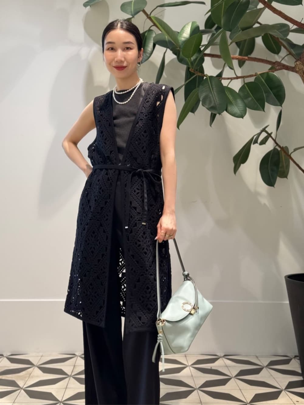 「TOMORROWLAND、トゥモローランド、ballsey、MACPHEE、Atelier TOMORROWLAND、NEBULONIE、Rieuk、Charlotte Chesnais、クロシェ、ロングジレ、ニットジレ、ワントーンコーデ、オールブラック、大人カジュアル」|「TOMORROWLAND のコットンジャージー キャミソール(キャミソール、ブラック系)」を使った、Nito_TOMORROWLANDさん(レディース・158cm)の夏コーディネートの2枚目の写真