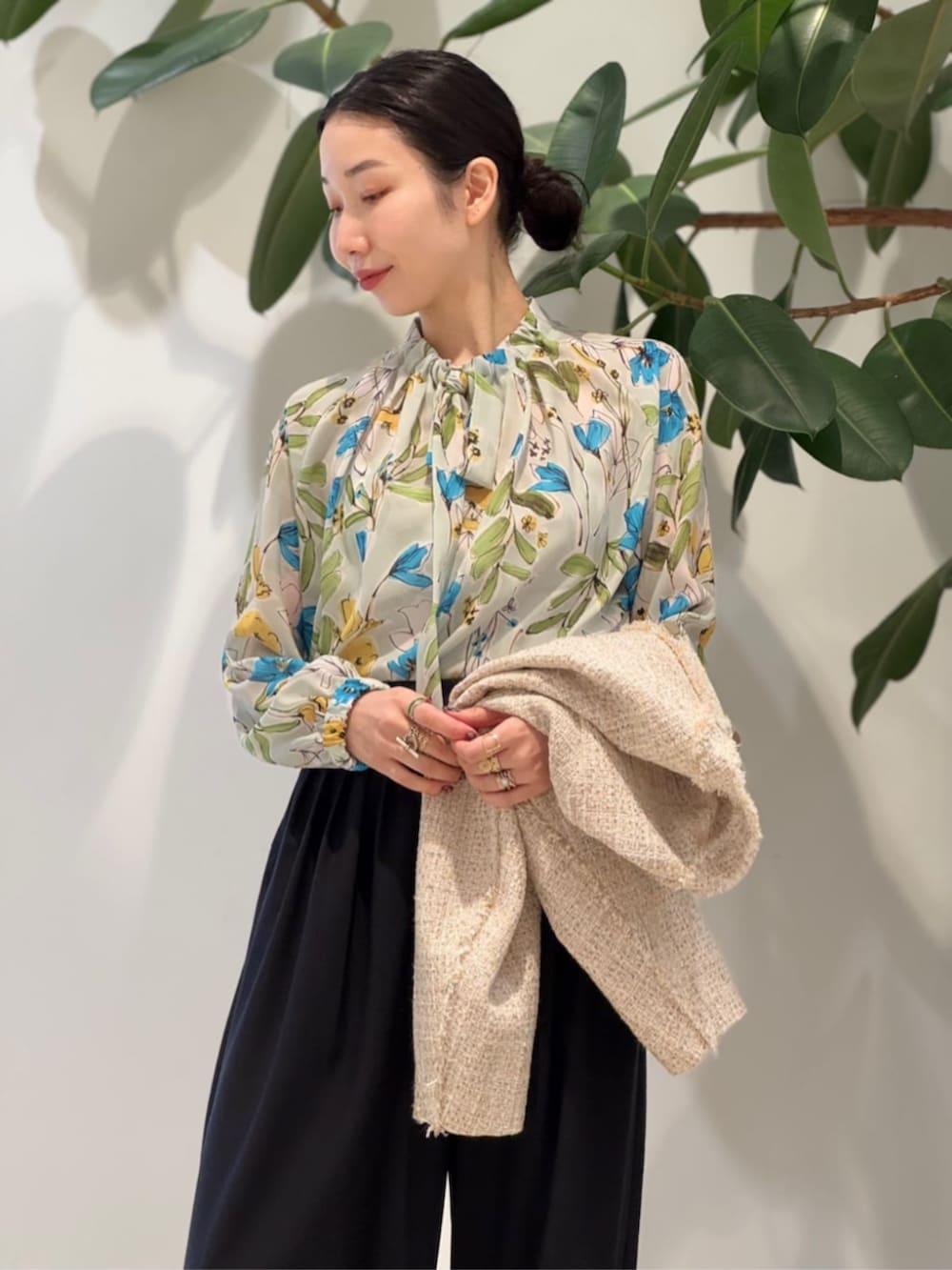「TOMORROWLAND、TOMORROWLAND collection、トゥモローランド、BACCA、ballsey、TOD'S、sergio rossi、ツイードジャケット、フラワープリント、柄ブラウス、ワイドパンツ、タックパンツ」｜「BALLSEYのカラースパングルツイード ノーカラージャケット（ノーカラージャケット、ベージュ系）」を使った、Nito_TOMORROWLANDさん（レディース・158cm）の冬コーディネートの2枚目の写真