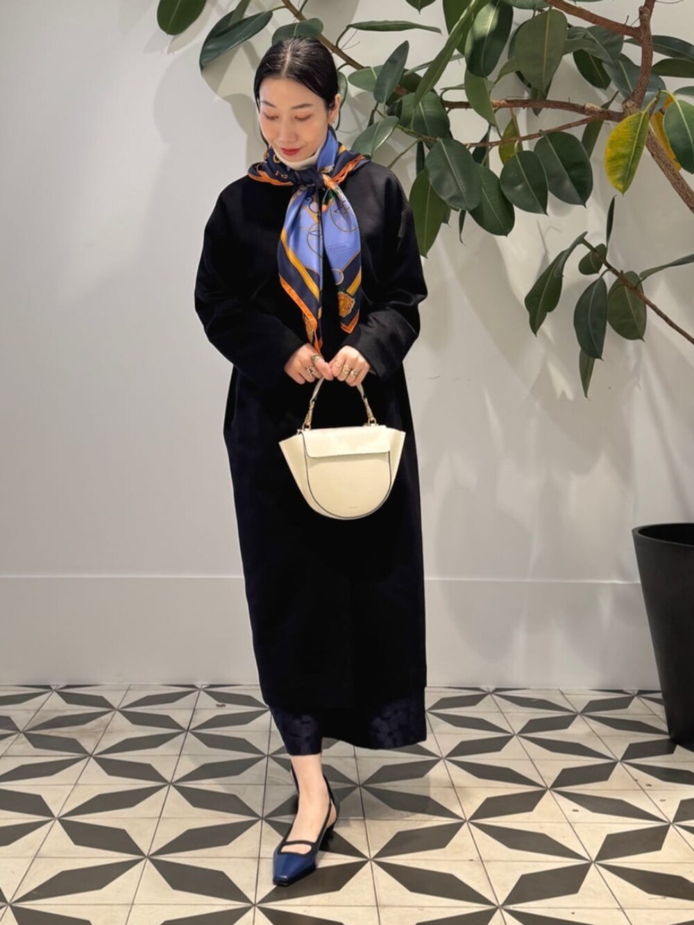 「TOMORROWLAND、トゥモローランド、TOMORROWLAND collection、ballsey、manipuri、NEOUS、TOD'S、カシミヤコート、バレルスカート、フラワーモチーフ、大人カジュアル、スカーフアレンジ」｜「TOMORROWLAND collectionのウェービーカシミヤ ノーカラーコート（ノーカラーコート、ブルー系）」を使った、Nito_TOMORROWLANDさん（レディース・158cm）の冬コーディネートの7枚目の写真