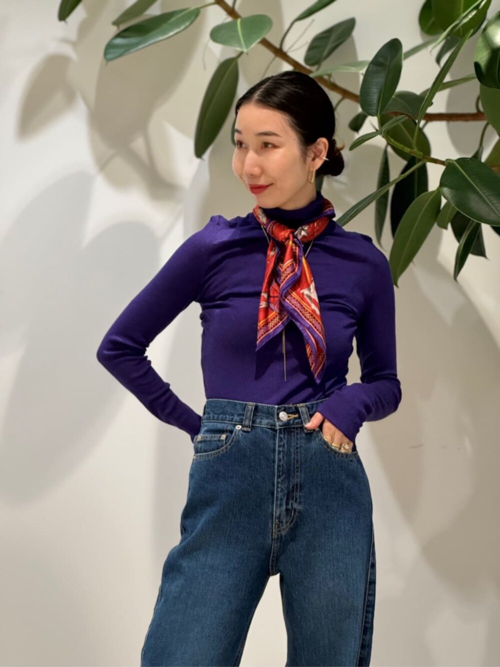 「TOMORROWLAND、トゥモローランド、ballsey、MACPHEE、manipuri、MARNI、NEBULONIE、ハンドニット、クロシェ、クロシェニット、カーディガン、パープル、デニム」｜「NEBULONI EのNEBULONI E. スリングバックシューズ（パンプス、ブルー系）」を使った、Nito_TOMORROWLANDさん（レディース・158cm）の秋コーディネートの3枚目の写真