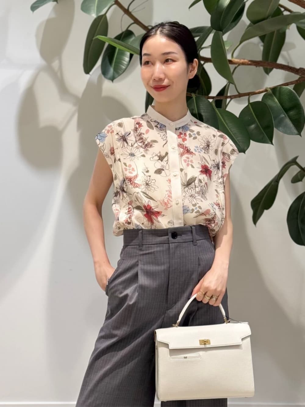 「TOMORROWLAND、トゥモローランド、TOMORROWLAND collection、ballsey、MACPHEE、Anya Hindmarch、sergio rossi、ERDEM、柄ブラウス、タックパンツ、ストライプパンツ」｜「TOMORROWLAND のコットンジャージー キャミソール（キャミソール、ホワイト系）」を使った、Nito_TOMORROWLANDさん（レディース・158cm）の夏コーディネートの2枚目の写真